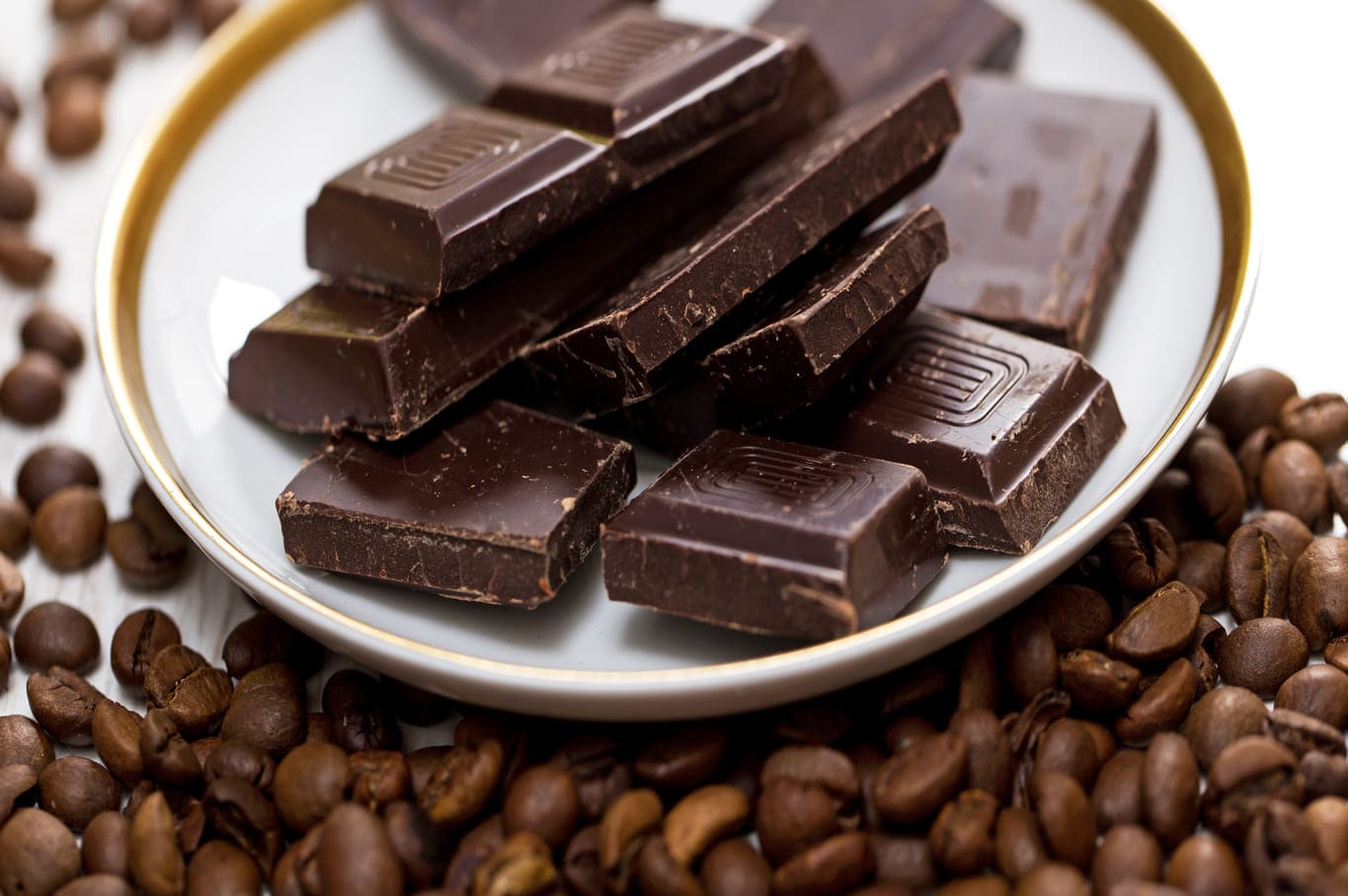 ¿El chocolate tiene cafeína?, explora los tipos, cantidades y su impacto en tu bienestar.