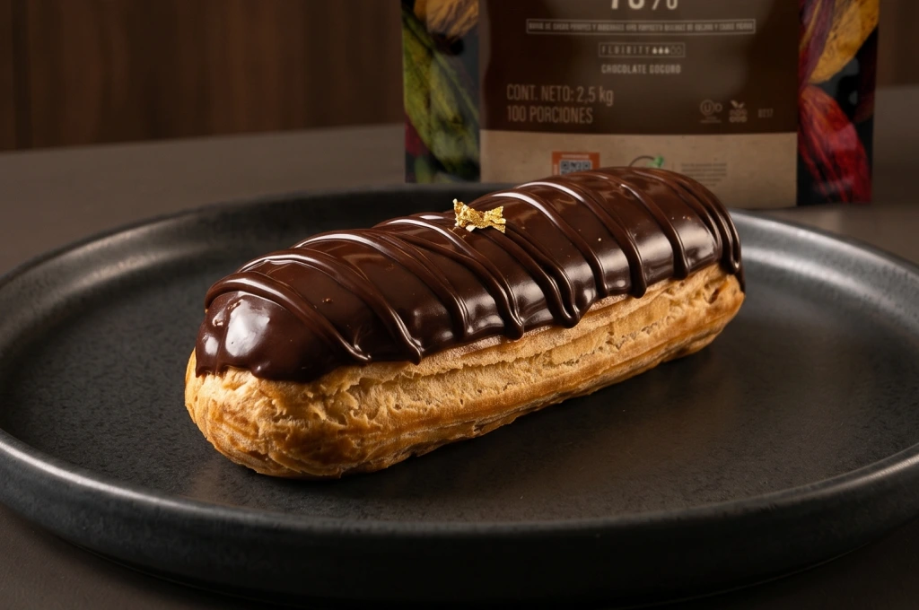 Éclair de chocolate con crema de vainilla