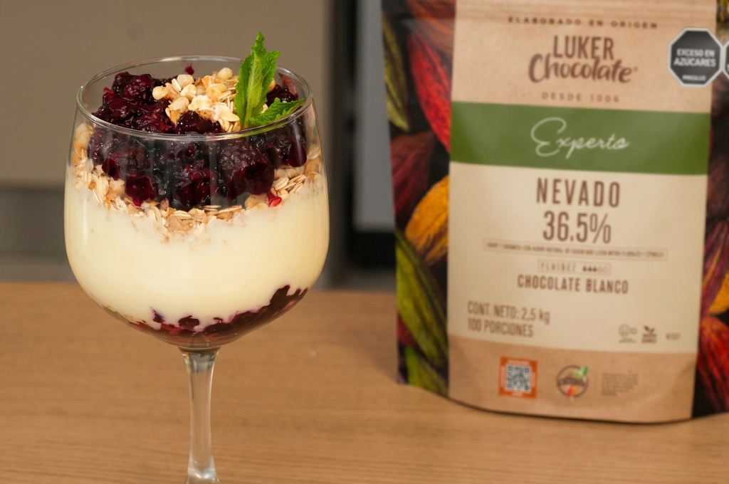 Parfait de chocolate blanco y frutos rojos
