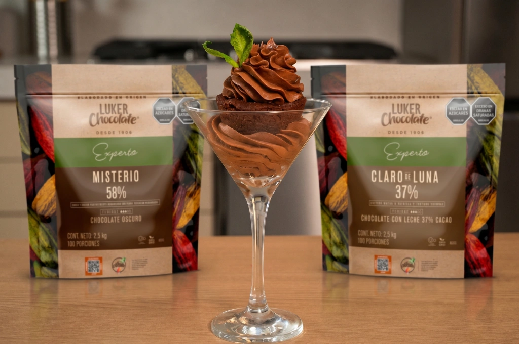 Vasitos de brownie húmedo con crema de chocolate y café