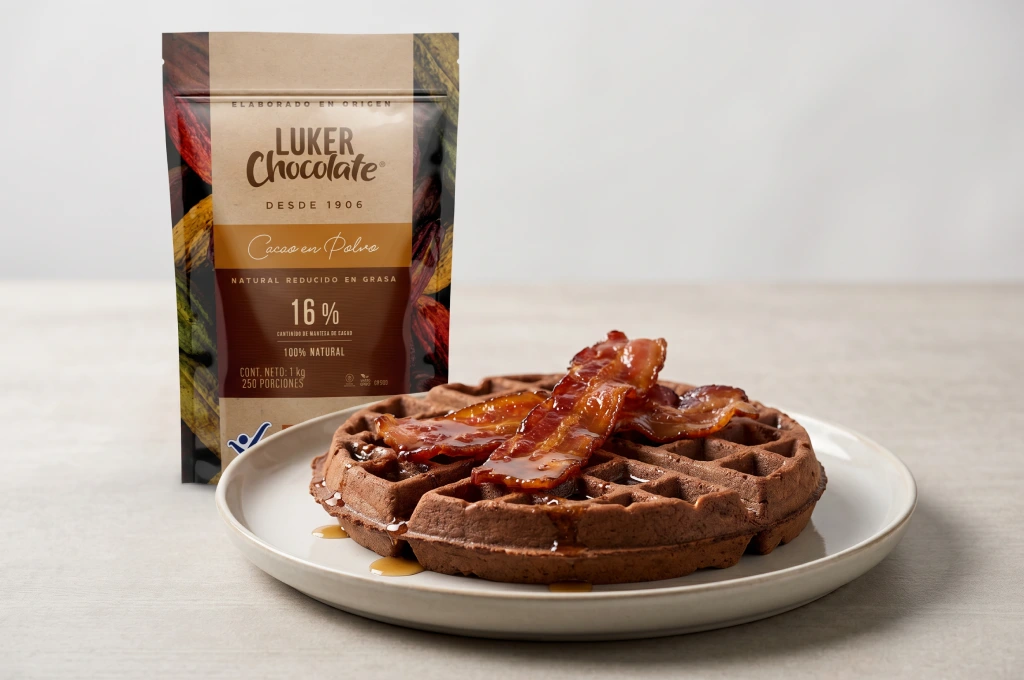 Waffle de cacao con tocineta caramelizada